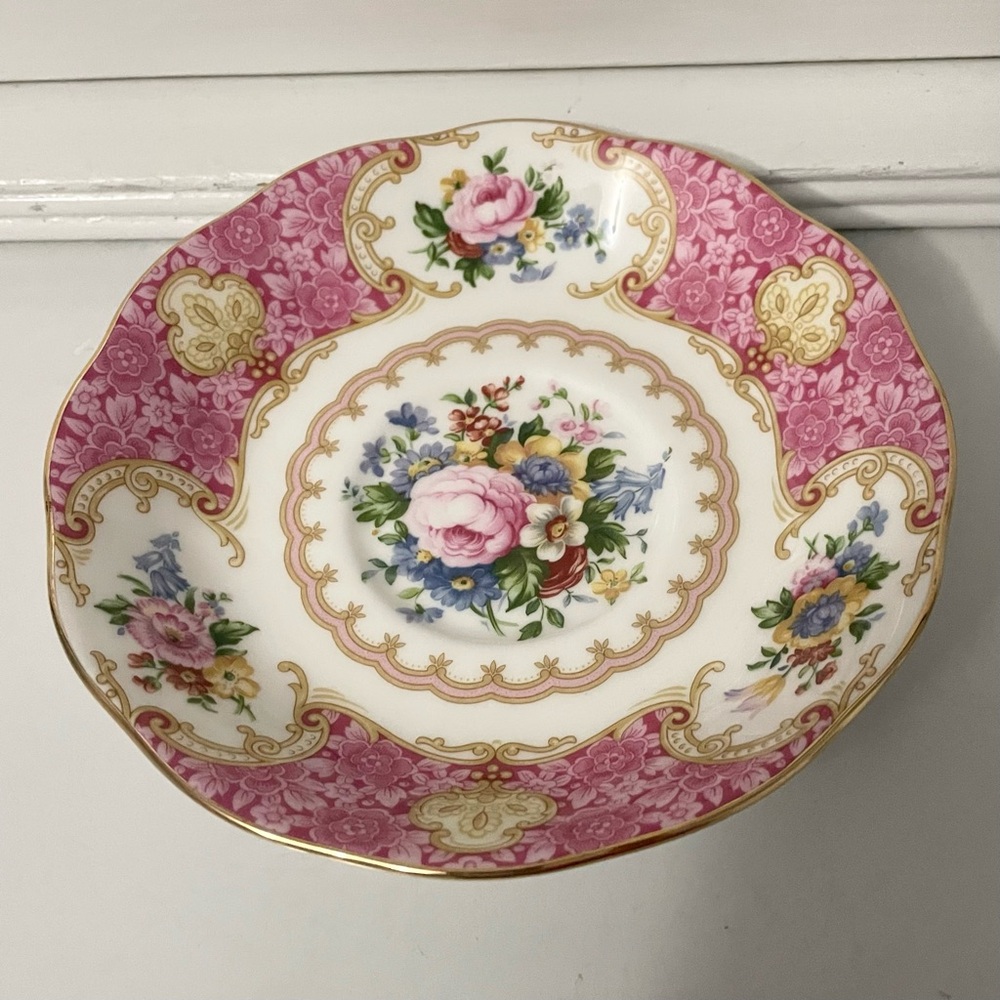 MINT 1944 Royal Albert Bone China Tea Cup and Saucer Lady Carlyle - Picture 2 of 3